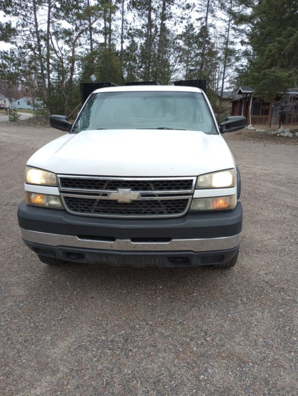 2006 Chevrolet 2500 - Image 3